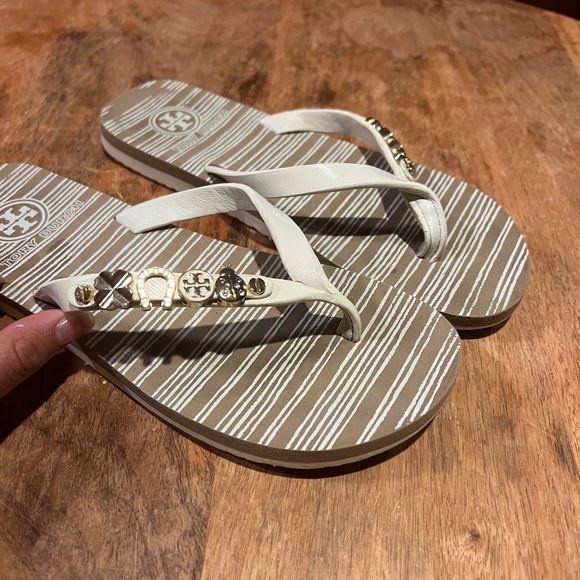 Tory Burch Logo Flip-Flops - Kiley Charm - Picture 3 of 4